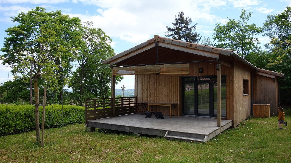 Boffres House | Single-storey wooden country house with garden