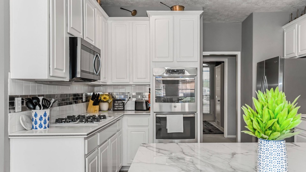 Friendswood House | Single story 4 Bedroom estate. POOL villa in Friendswood + 3 car garage