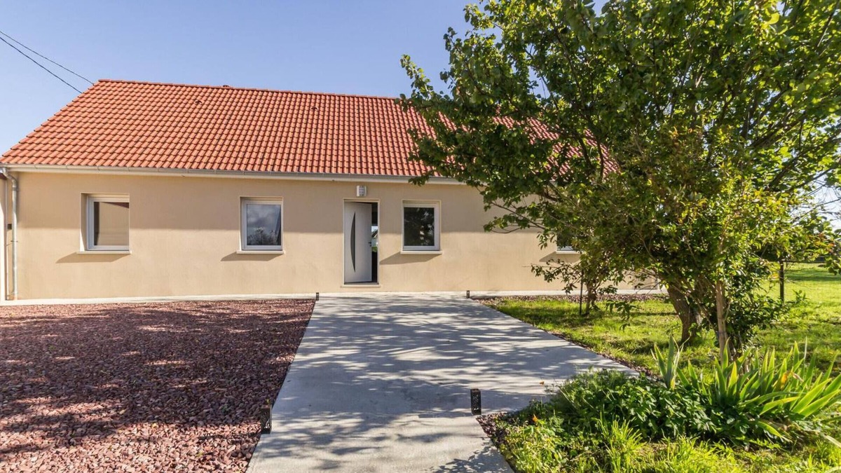 Vesly Cottage | Single-story house with garden and bikes, near beaches