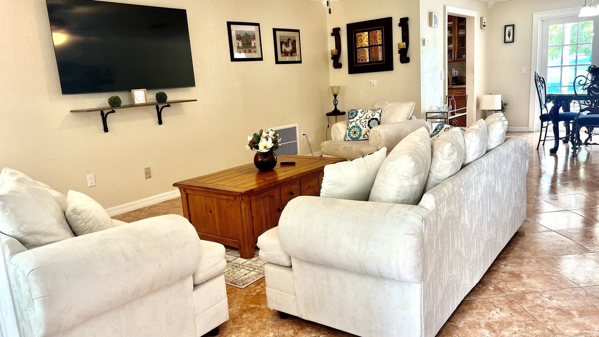 Sandalfoot Cove House | SingleHouse 3 bedroom 2 full bathrooms also desk and chair for work from home