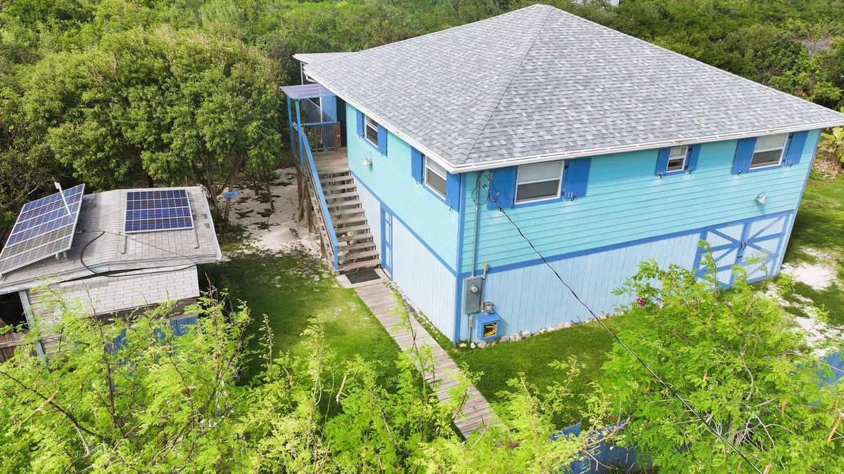 Upper Bogue House | Siren's Song is a beautiful waterfront home in the community of Whale Point