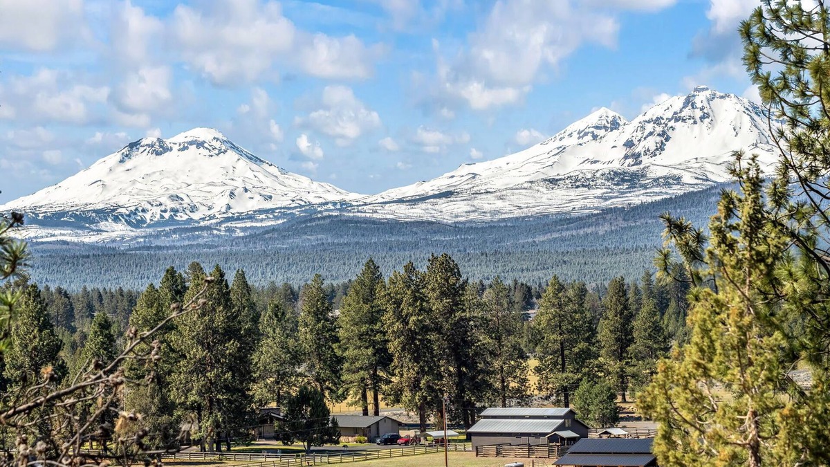 Sisters Apartment | Sisters Chalet 1-bed retreat with WiFi, AC, and views near downtown Sisters.