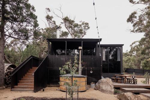 Spring Beach House | 'Sisters=' - Cliff top cabin with hot tub