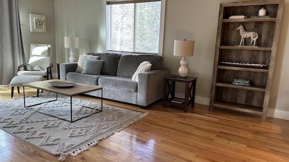 Sisters House | Sisters Home Upper - One bedroom/One bath - Sleeps up to 5