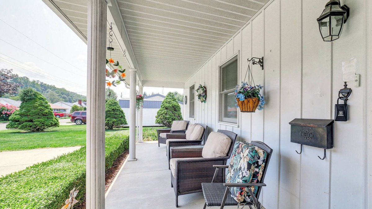 Sistersville House | Sistersville Home w/Sunroom: Half-Mi to River