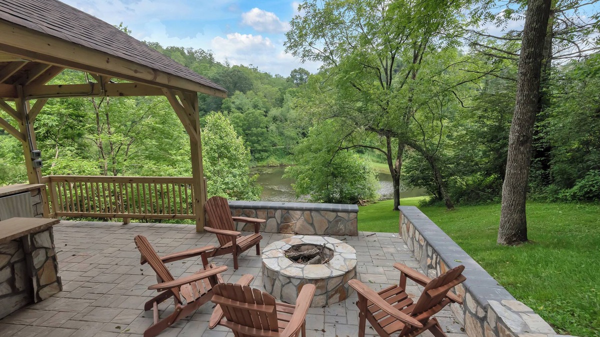 Grassy Creek Cabin | Sit n Ponder Dog-Friendly Log Cabin