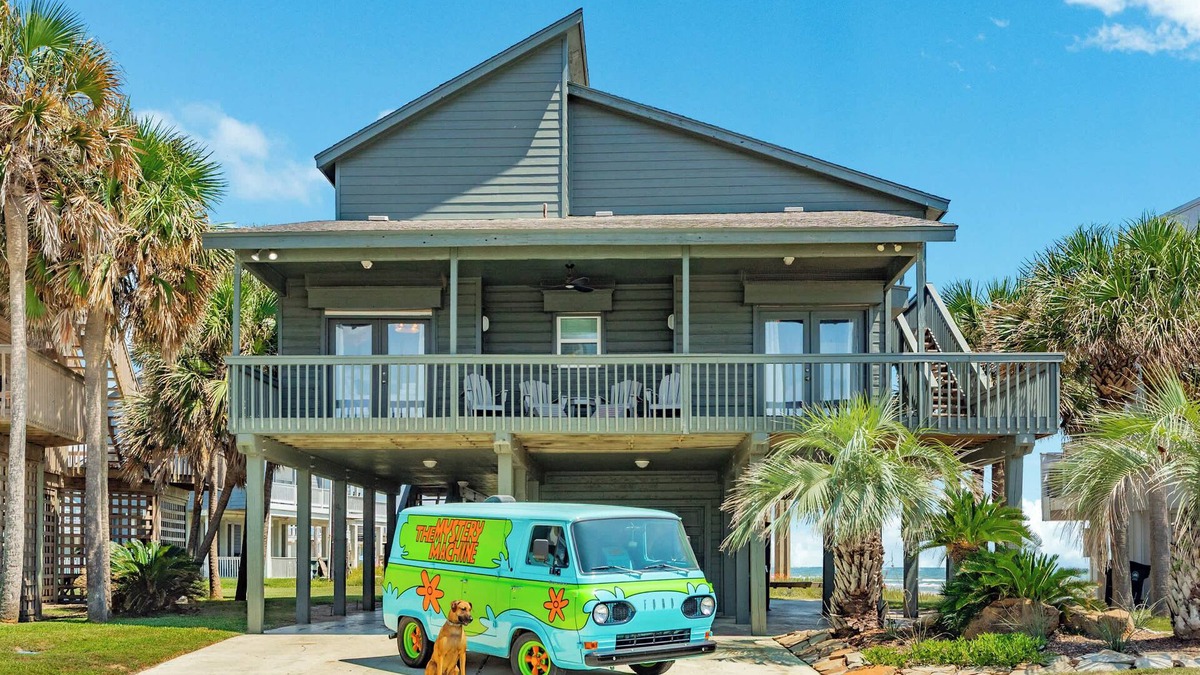 Pirates Beach House | Sit. Stay. Beach Day Steps Away!