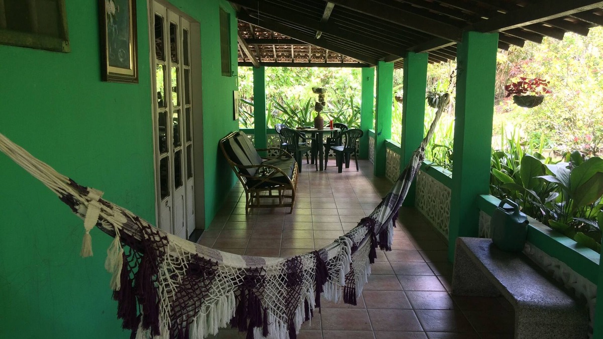 Goiana House | Site with country house surrounded by greenery and leisure equipment