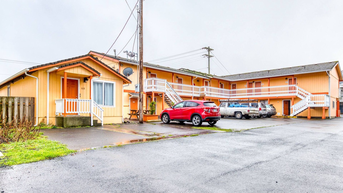 Rockaway Beach House | Six Dog-Friendly Rooms w/Full Kitchens and Kitchenettes - Walk to the Beach
