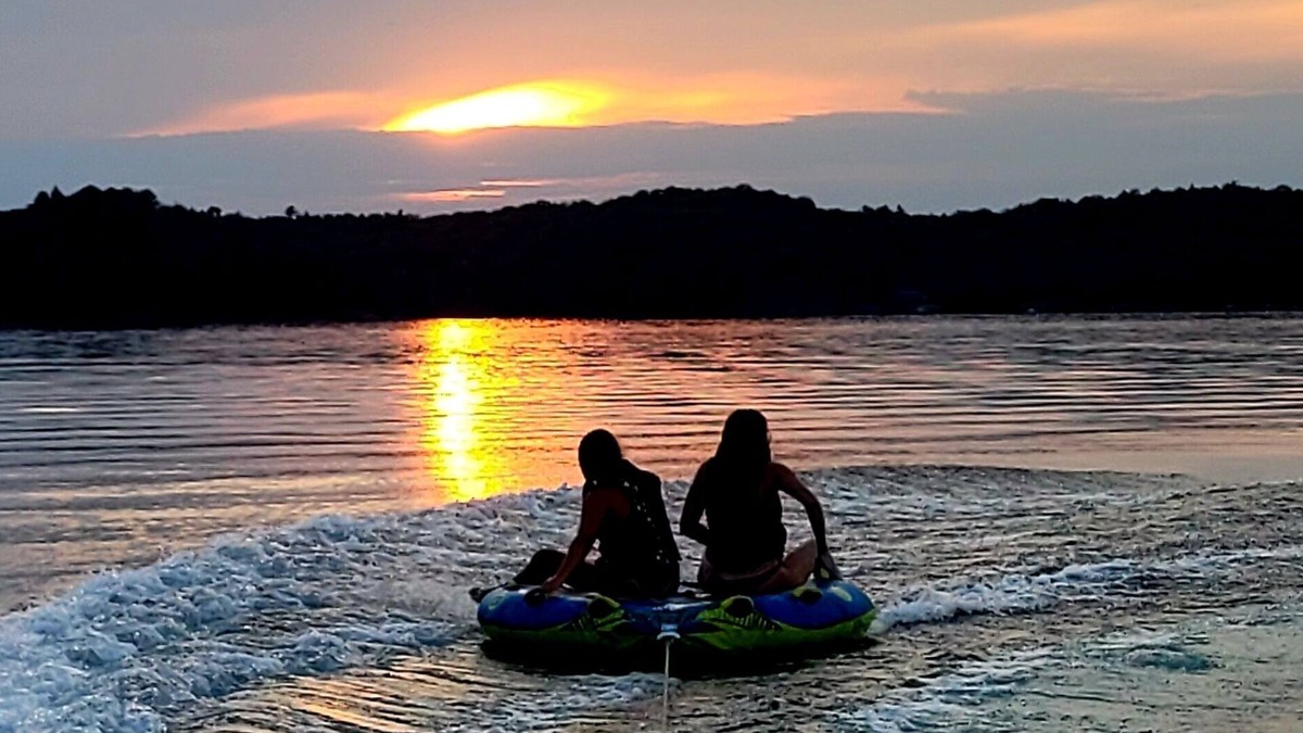 Utterson Cottage | Skeleton Lake Private 5 Bdrm