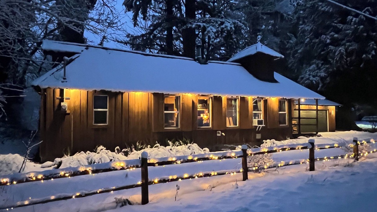 Skykomish House | Ski Cabin w/Hot Tub, Fireplaces – 5 Mins to Slopes, Pet-Friendly, Sleeps 12