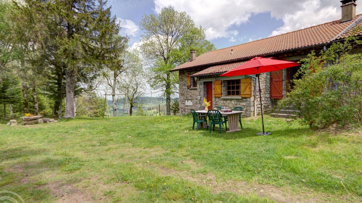 Chalmazel-Jeansagniere Cottage | Ski Chalet: Cozy 3-BR with Fireplace, Near Chalmazel Slopes, Ideal for Families