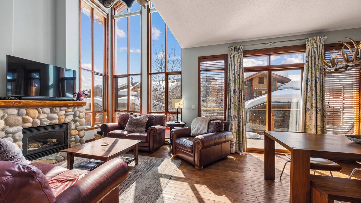 Sun Peaks House | Ski Chalet - Ski-in/out & Private Hot Tub
