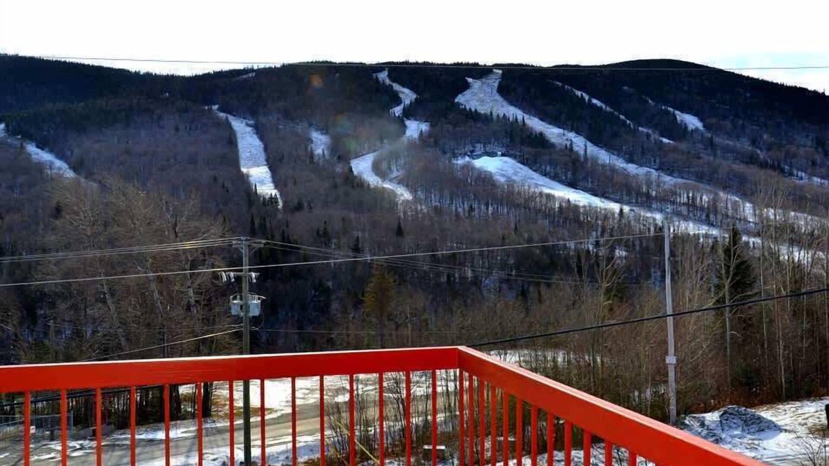 Notre-Dame-Auxiliatrice-de-Buckland Apartment | Ski Condo - Mont du Midi 56