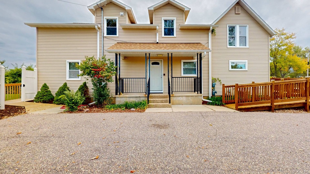 West Baraboo House | Ski/golf retreat with private outdoor areas and private washer & dryer