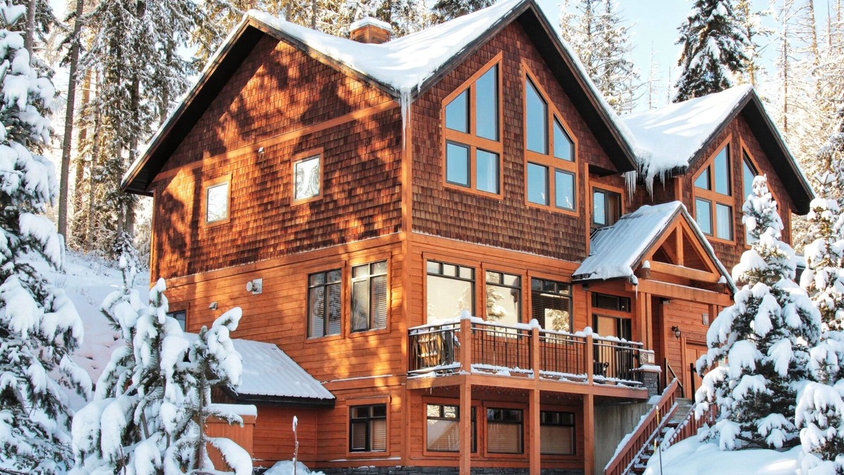 East Kootenay Ski Chalet | Ski In & 10-15 Walk to the Lifts. Hot Tub. A/C.