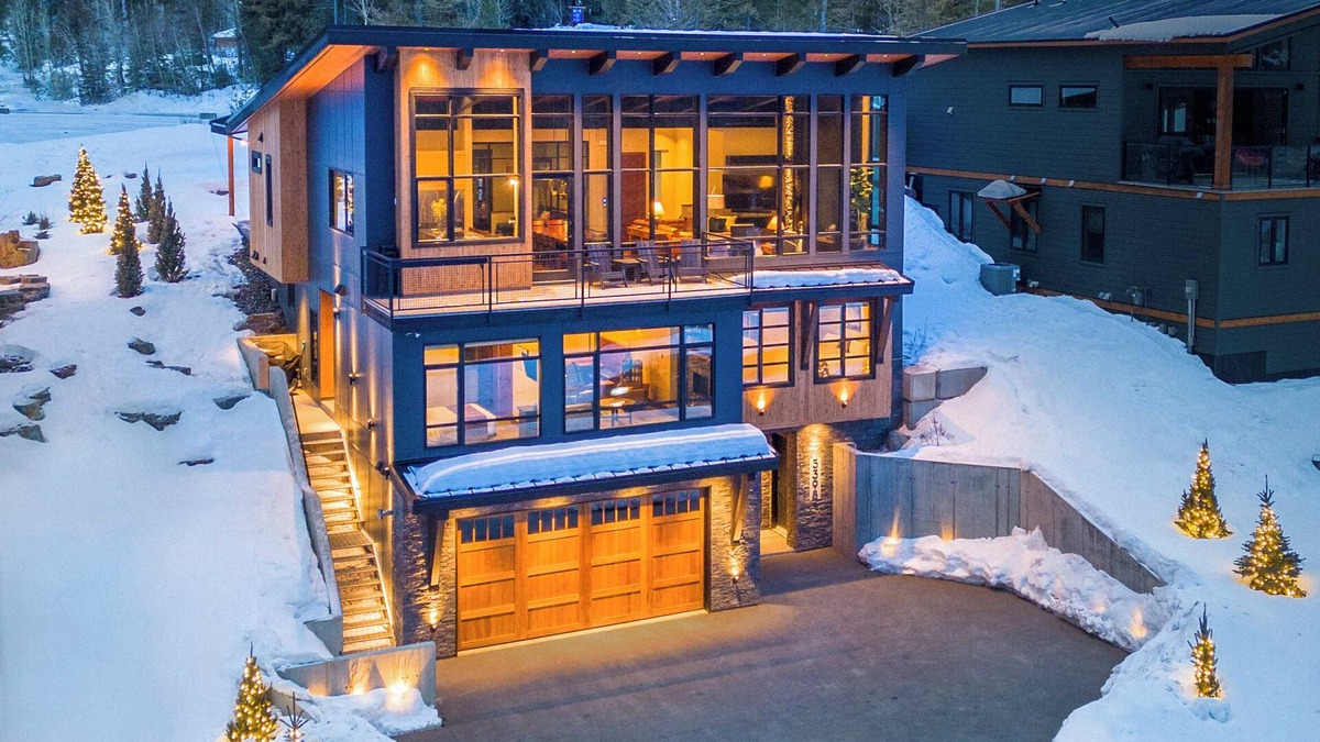 East Kootenay Ski Chalet | Ski In/Out I Mountain Spa Retreat | Sauna + Cold Plunge + Hot Tub