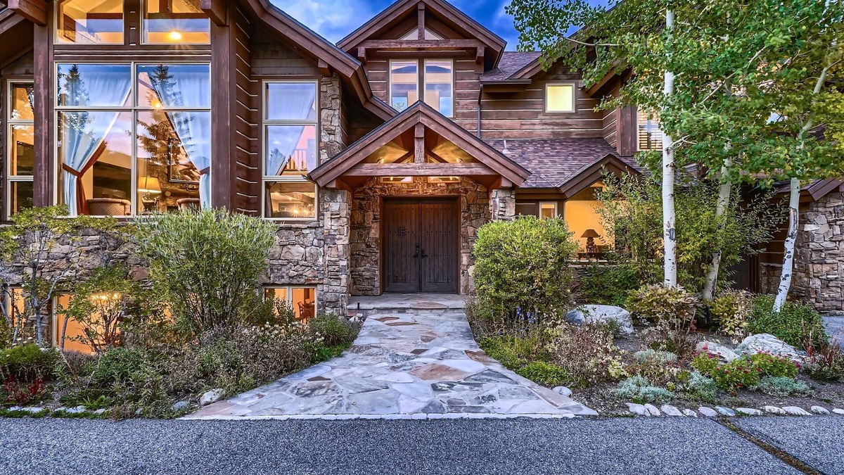 Peak 8 House | Ski In/Out, Every room an En Suite. Location!