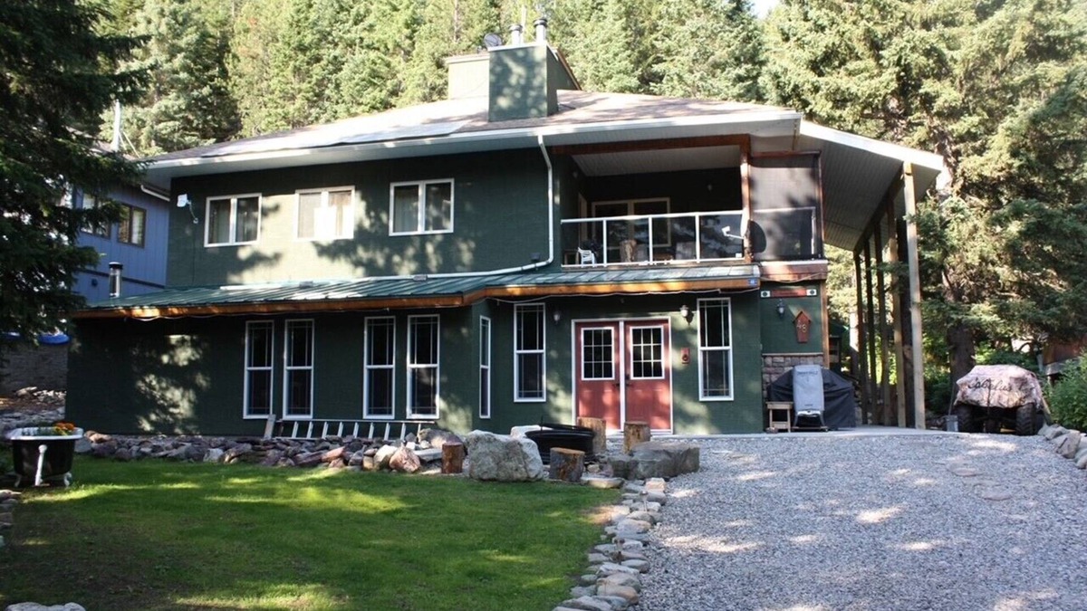 Division No. 3 Cabin | Ski In/Ski Out at Castle Mountain Resort
