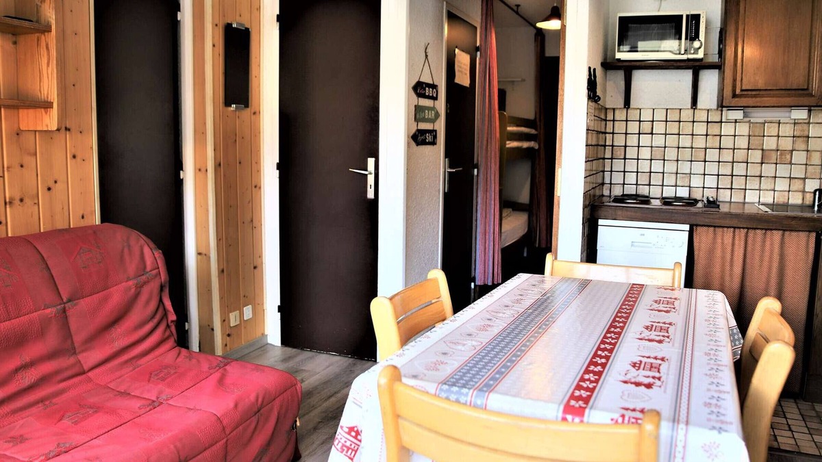Auris Apartment | Ski-In/Ski-Out 2-Bedroom Apartment with Balcony & Stunning Views in Auris-en-Oisans