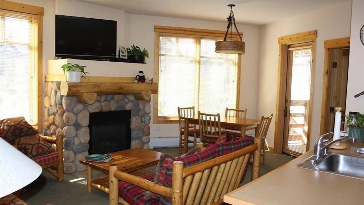 Copper Mountain Village Condo | Ski in/Ski Out, 2 BR/2 BA, *Sleeps 8*