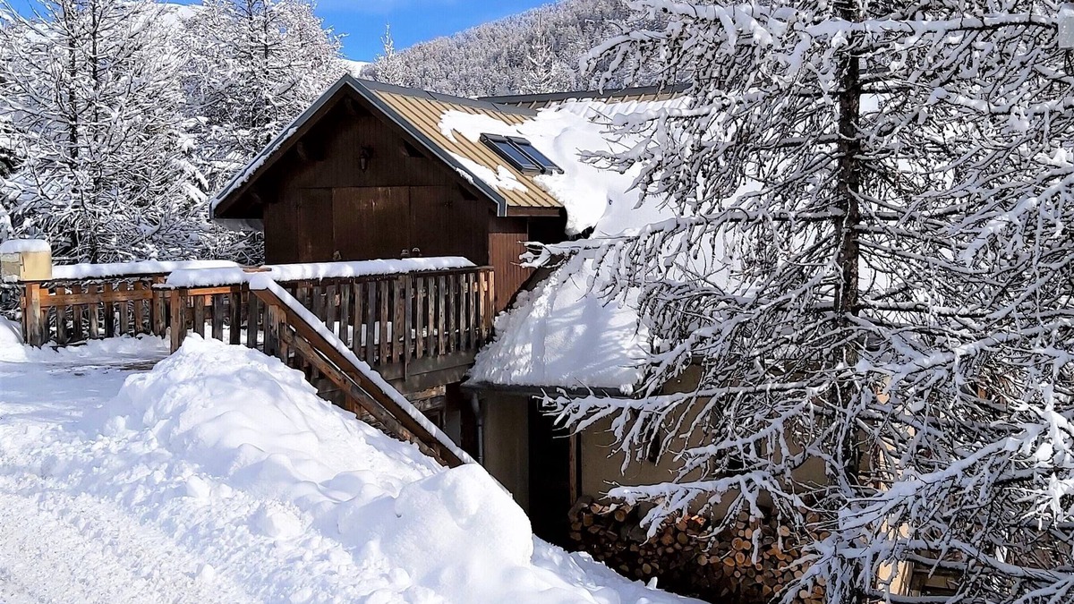Les Claux Ski Chalet | SKI IN SKI OUT CHALET SLEEPS 14 JACUZZI MOUNTAIN VIEW VARS LES CLAUX