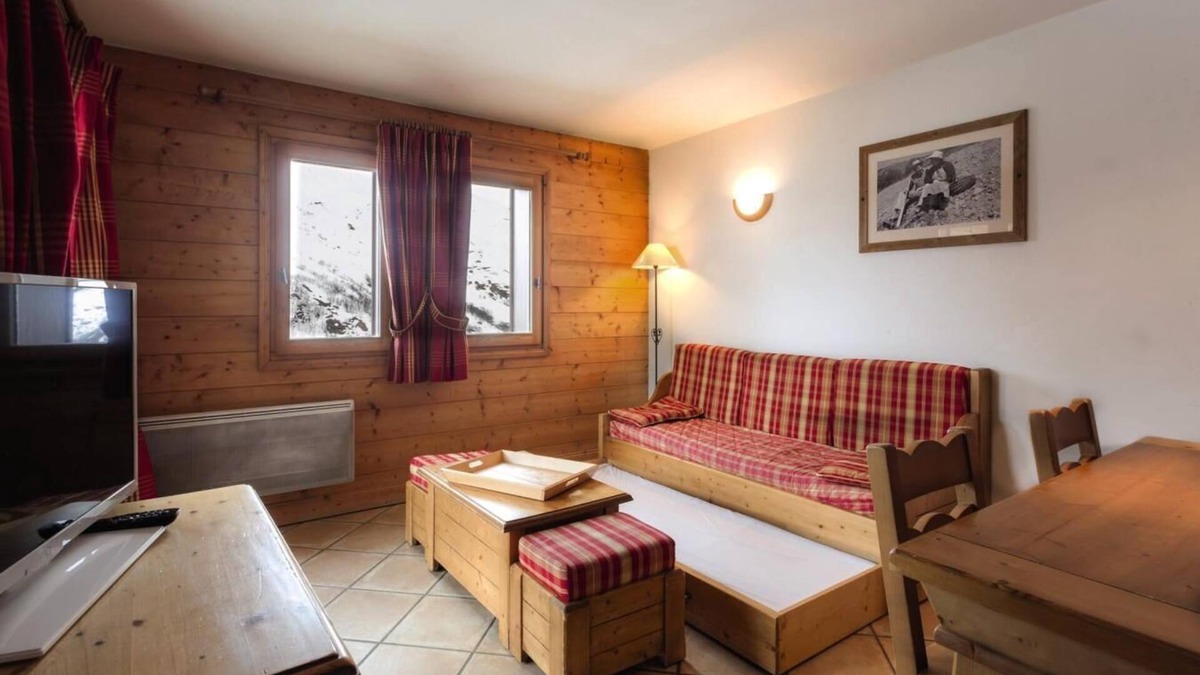 Les Menuires Apartment | Ski-in/ski-out & foot of the slopes, fitness, swimming pool, sauna, hammam, balcony, tv, 40-45m²