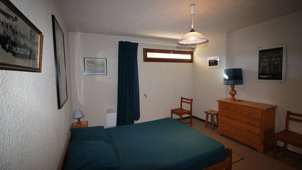 Auris Apartment | Ski-in/ski-out & foot of the slopes, Ground floor, view ski slopes, balcony, tv, ski locker, 55m²