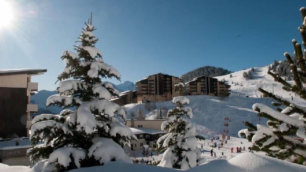Auris Apartment | Ski-in/ski-out & foot of the slopes, 2nd floor, view panoramic, balcony, tv, ski locker, 40m²