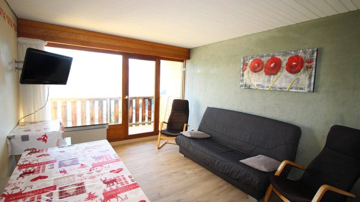 Auris Apartment | Ski-in/ski-out & foot of the slopes, 3rd floor, view mountain, balcony, tv, ski locker, 55m²