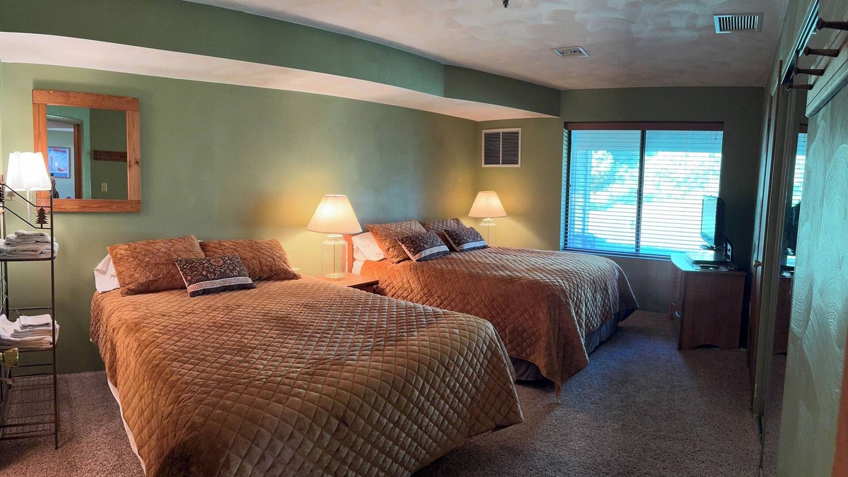 White Condo | Ski- In, Ski- Out, Ground Floor, Wi-Fi , use of hot tub & fireplace in Lounge