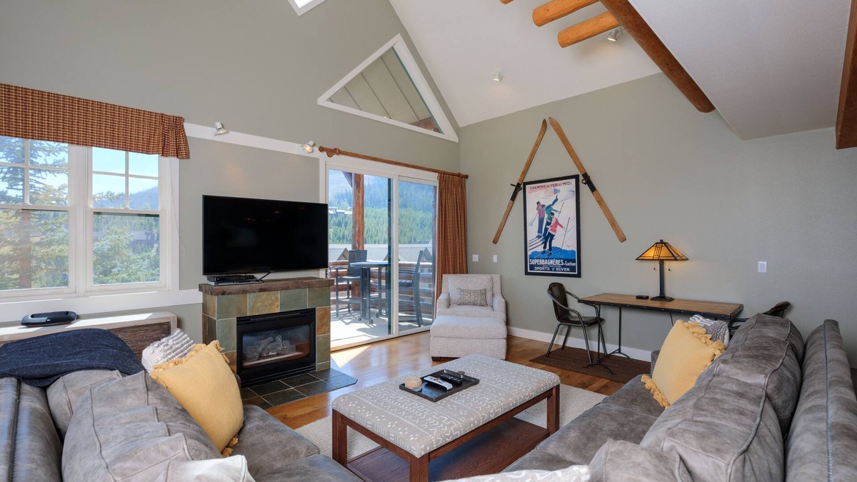 Saddle Ridge House | Ski-in/ski-out home w/great views & hot tub in Moonlight Basin - Saddle Ridge - Timber Wolf Chalet