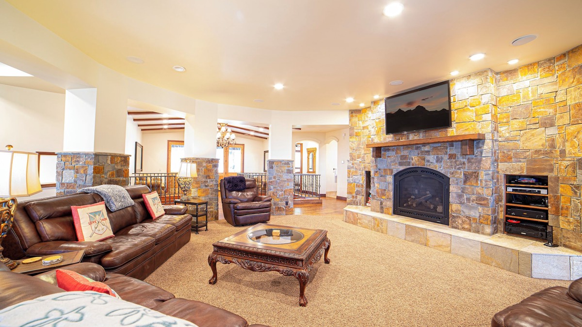 Mammoth Lakes House | Ski-In Ski-Out Luxurious Mountain Estate 298