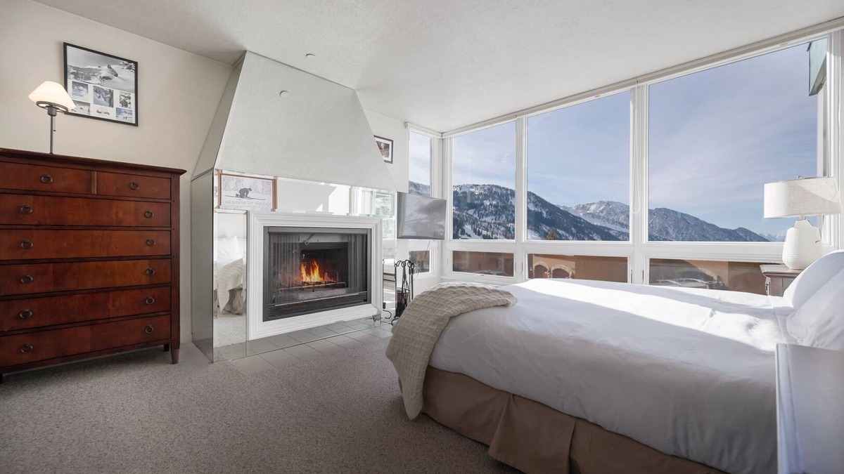 Salt Lake Mountain Resorts Condo | Ski in/Ski Out to Snowbird Ski Area in Spacious Condominium with Two Fireplaces