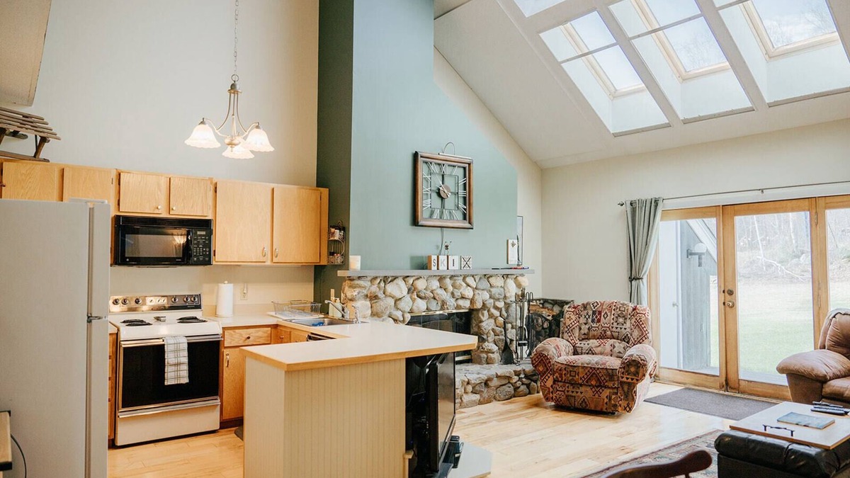 Plymouth Condo | Ski-In/Ski-Out Townhouse at Tenney Mountain Resort