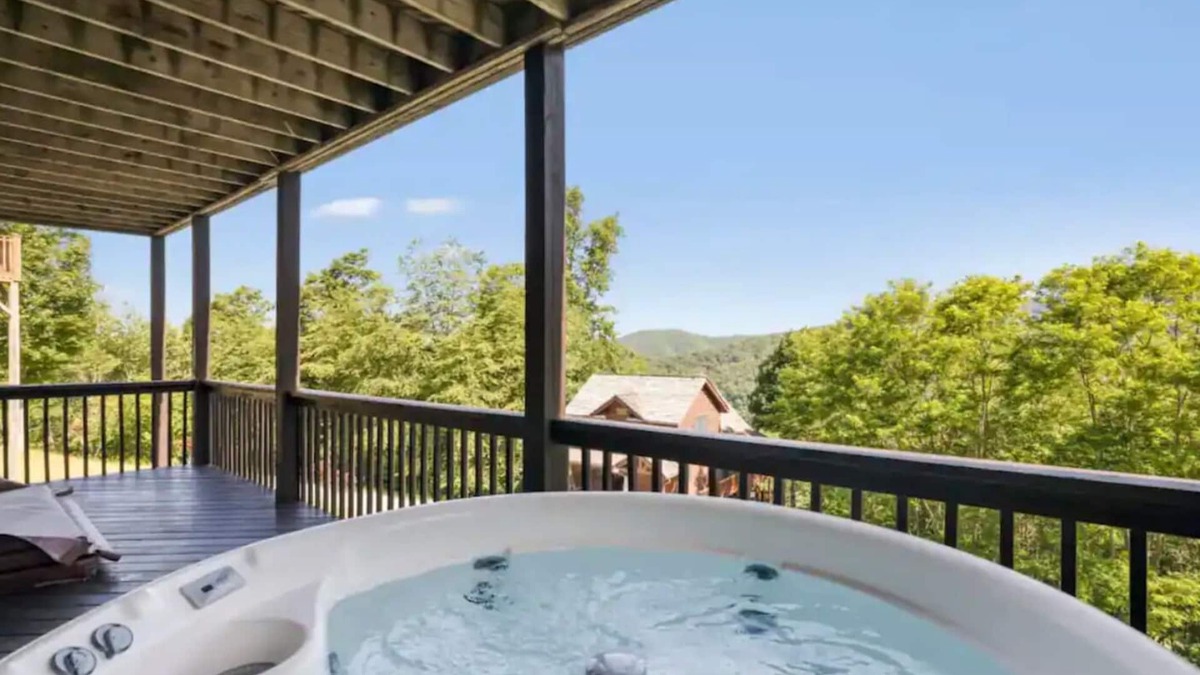 Wolf Laurel Cabin | Ski In/Ski Out With Hot Tub And Views Mountain Retreat