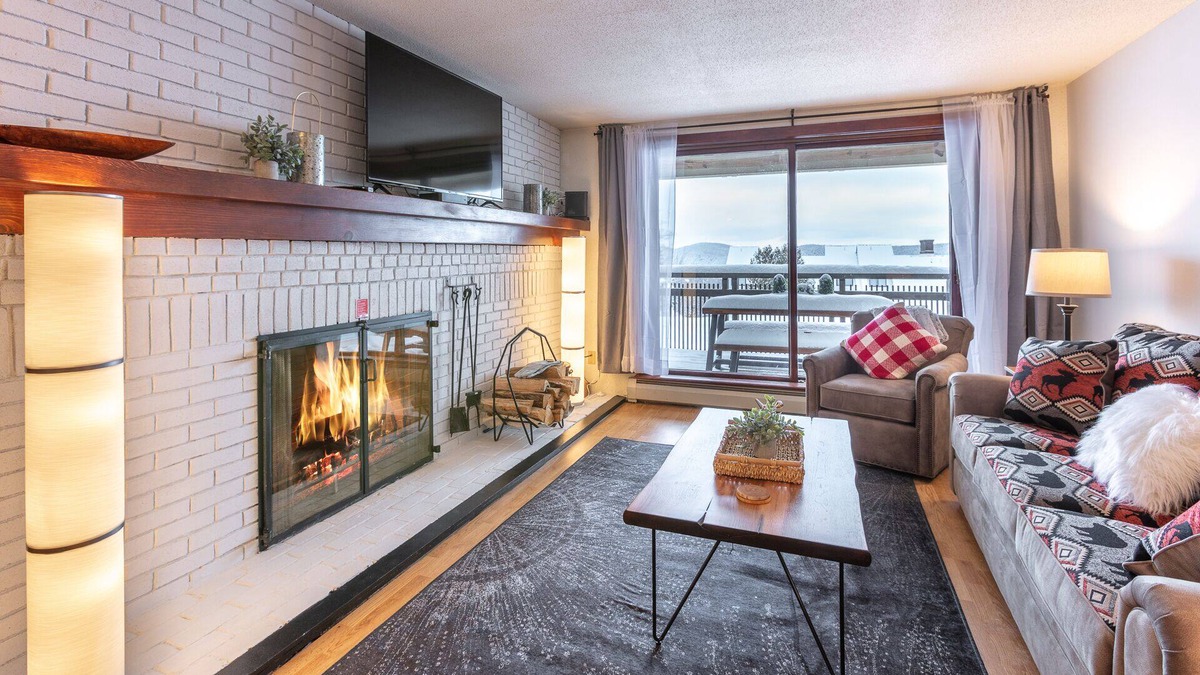Central Vermont- Killington Condo | ⭐️Ski On-Ski Off Cozy Mountain Condo w/Real Wood Fire Place- King Bed 2-Bed/Bath