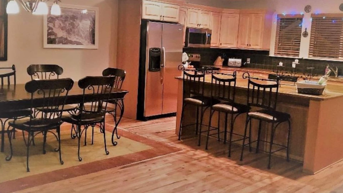 Cottonwood Heights House | Ski Retreat, Huge Kitchen, Hot Tub, Boot Dryer, Outdoor Grill