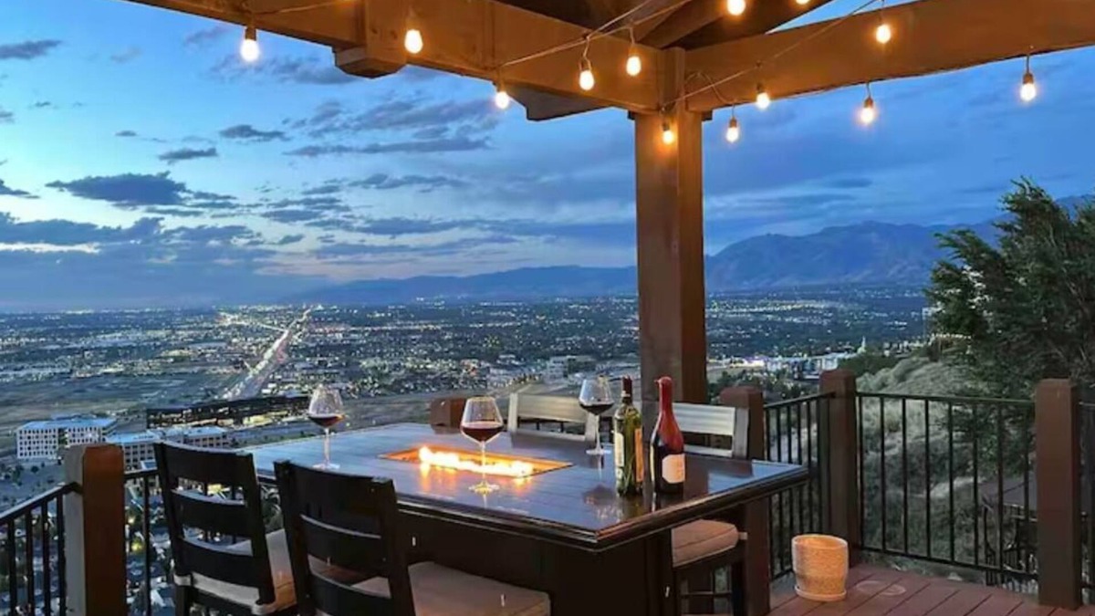 Draper House | Ski Retreat with Hot Tub & 360 Views of SLC from 5bd 4ba in Draper, 100% 5 Stars