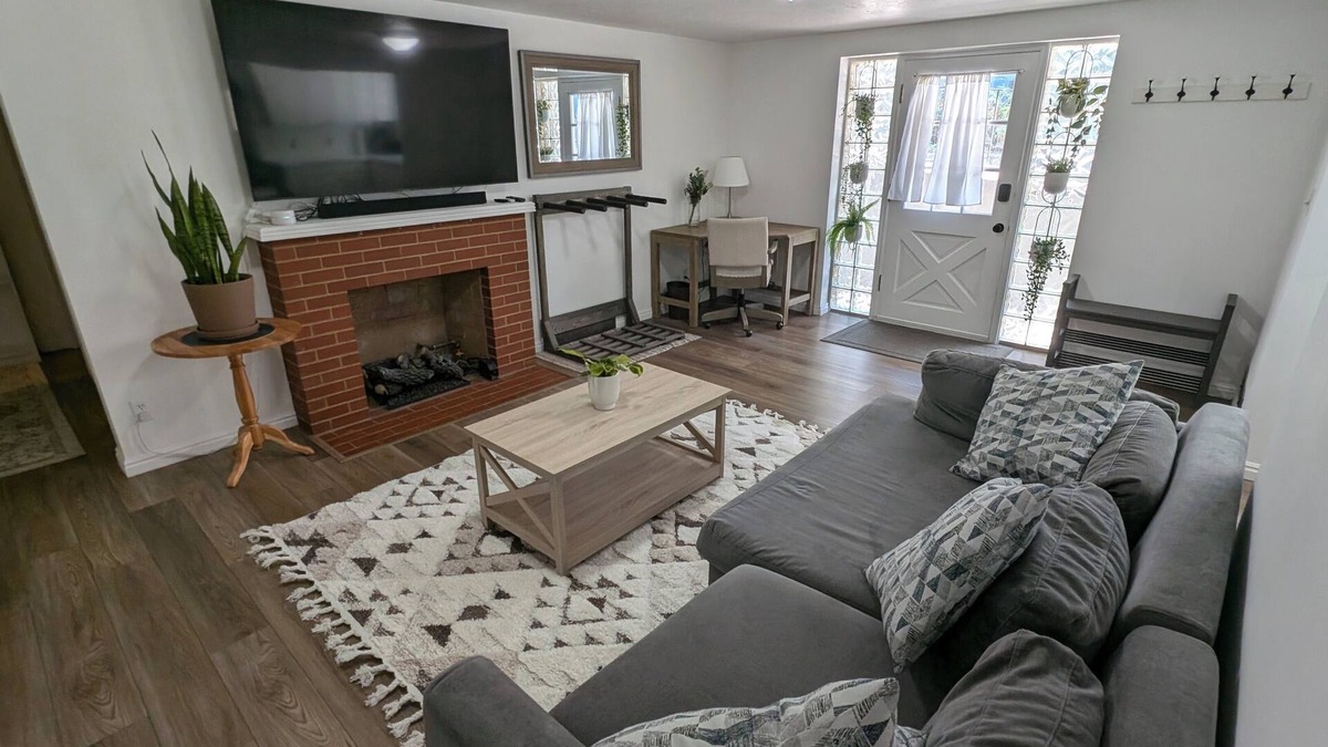 East Central Apartment | Ski trip or U of U 2-bedroom apartment in Salt Lake City with AC, WiFi