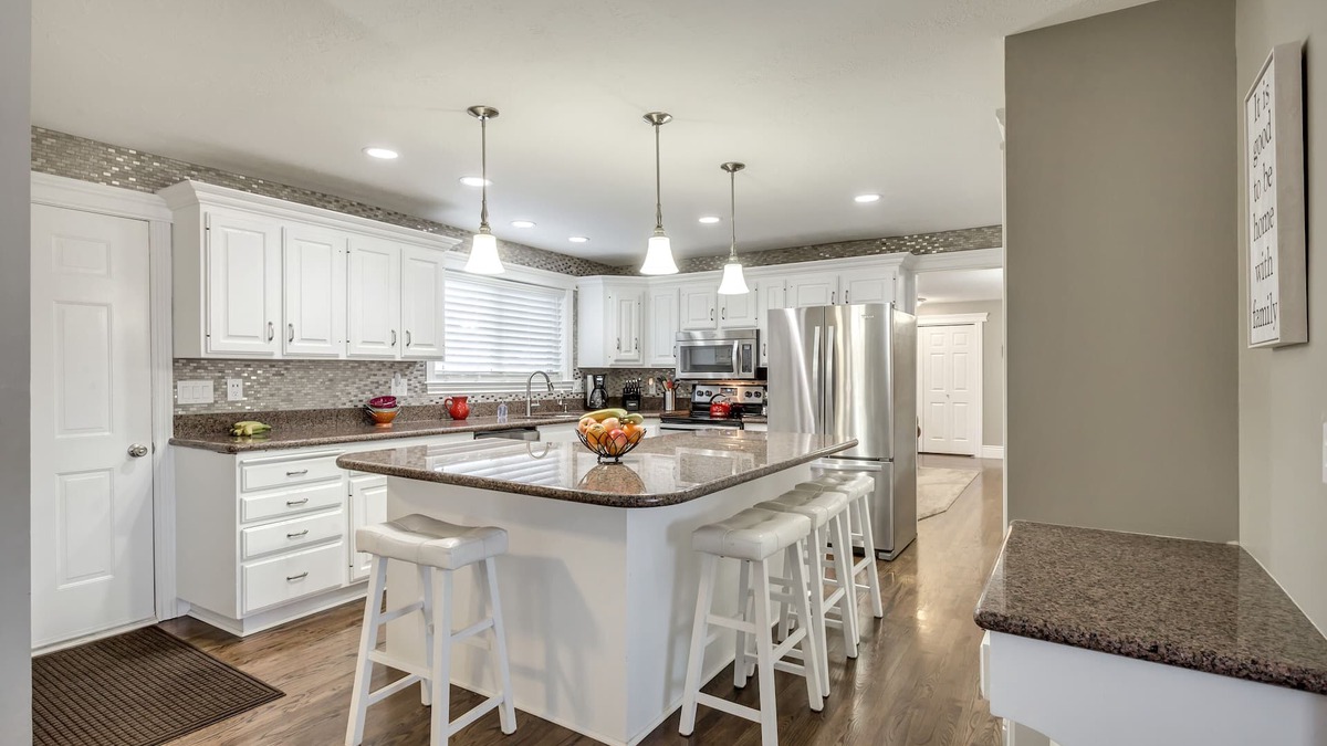 Sandy House | Skiers Dream Location Beautiful large home Close to all ski Resorts and Downtown