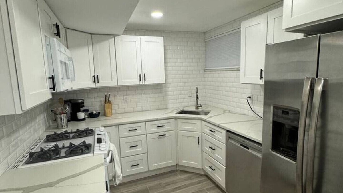 Holladay House | Skiing, Stocked Kitchen, 80" TV, Backyard, W/D