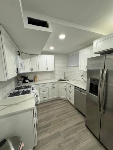 Holladay House | Skiing, Stocked Kitchen, 80in TV, Backyard, WD