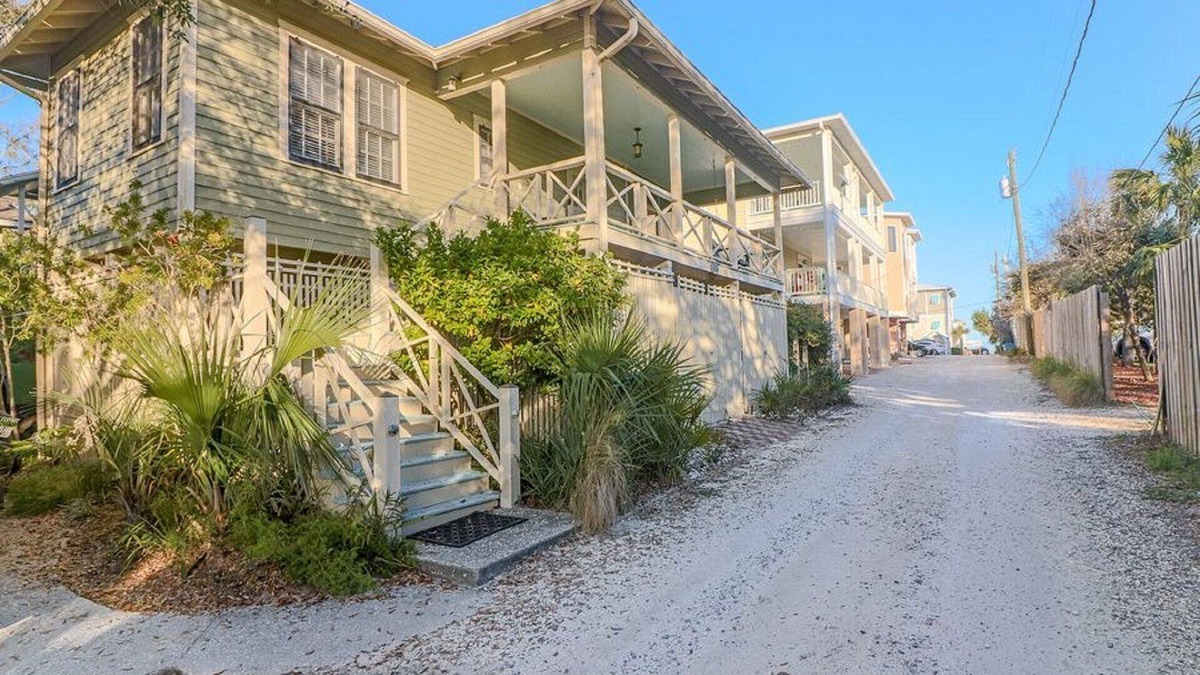Savannah Beach House | Skipjack Cottage - Ideal for Families or Groups - 5 Houses from Beach!
