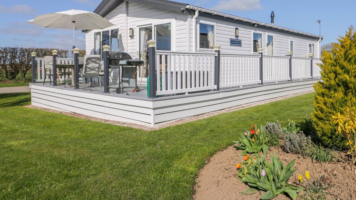 Mappleton Cabin | SKIPSEA LODGE, pet friendly, character holiday cottage in Skipsea