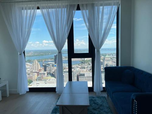 Quartier des Spectacles Apartment | Sky Bridge Spectacular