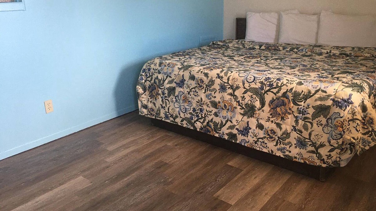 El Dorado House | Sky-Palace Inn and Suites El Dorado - 1 King Bed NS