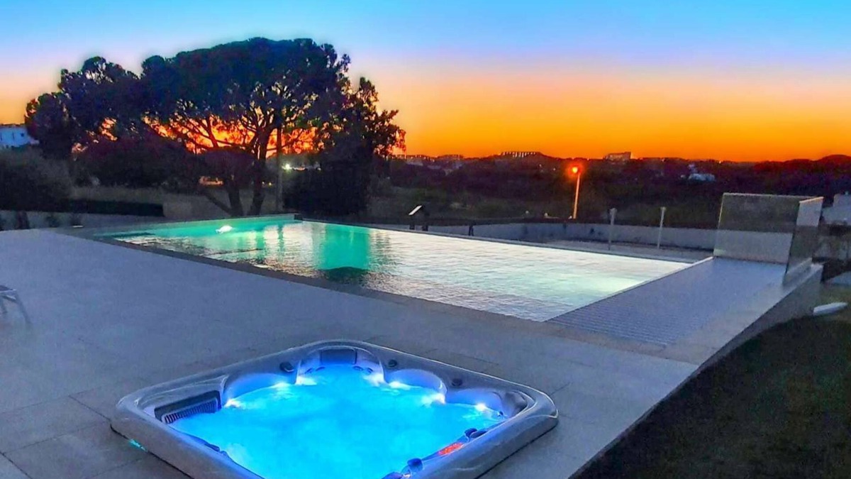 Olhos D'Agua Villa | Sky Villa by Laranjal Rentals