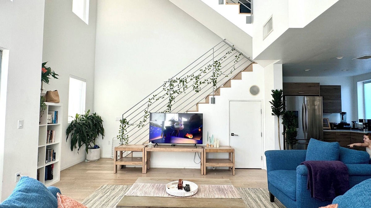 Mid-Wilshire House | Skydeck MidWilshire Modern Townhome with Garage, Rooftop Patio, and Loft Office