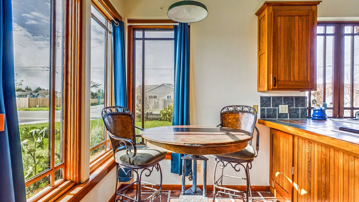 McKinleyville Apartment | Skydeck ZigZag Suite - Cozy Digs, 1st Fl, Dog/Pet Friendly!